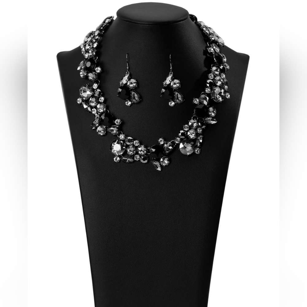 Chic Black and Silver Floral Necklace Set